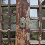 【昔ながらの鍵を今の鍵に取り替え　鳥栖】　木製引き戸を加工して錠前取替え。