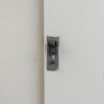【久留米　学校の通用口の鍵が無い！】　扉を加工してマスターキー合わせの錠前に取替え。